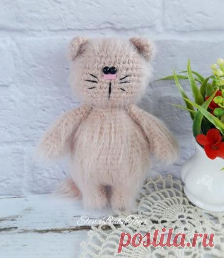Кошечка амигуруми. Схемы и описания для вязания игрушек крючком! Бесплатный мастер-класс от Елены Звягинцевой по вязанию кошечки крючком. Высота вязаной кошки примерно 16 см. Для создания игрушки автор использует пр…