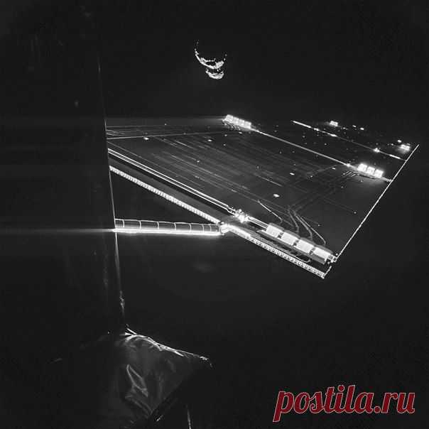 Селфи "Розетты". Используя камеру CIVA, установленную на спускаемом модуле Филы, "Розетта" сфотографировала себя на фоне кометы. Изображение было получено 7 сентября 2014 года; на тот момент расстояние между космическим аппаратом и кометой Чурюмова-Герасименко составляло 67 километров. Помимо кометы в кадр попала одна из двух 14-метровых солнечных батарей. Фото: ESA/Rosetta/Philae/CIVA / Интересный космос