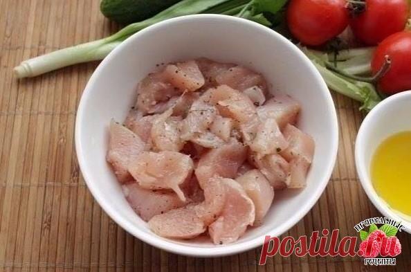 Салат из курицы и свежих овощей!

Отличный быстрый ужин

Ингредиенты:

Куриное филе — 1 шт.
Помидоры — 3–4 шт.
Огурцы — 1–2 шт.
Листья салата
Зеленый лук — 3 стебля
Петрушка — 3–4 веточки
Оливковое масло — 2 ст. л.
Соль, перец, пряности — по вкусу

Приготовление:

1. Куриное филе и все овощи помыть. Зелень измельчить, огурцы и помидоры произвольно нарезать.
2. Разогреть сковороду с растительным маслом и обжарить курицу до золотистого цвета. Листья салата выложить на тарелк...