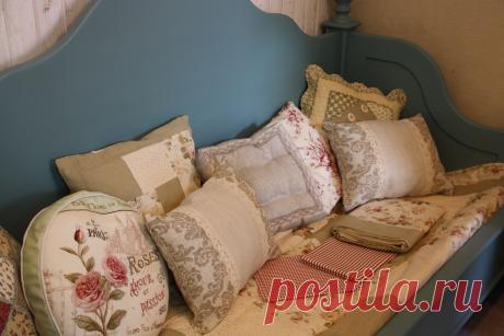 Домашний текстиль: льняные покрывала, наволочки, скатерти, дорожки, салфетки, полотенца и шторы из льна и хлопка, а также других натуральных тканей в стиле Прованс и Кантри для дизайна интерьера квартиры, дома, дачи, кухни, столовой, спальни и гостиной, а также для ресторанов, гостиниц и баров можно недорого купить в интернет магазине Уголок Прованса в Москве оптом и в розницу