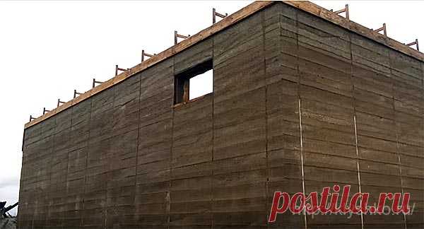 Опилкобетон
Технология монолита из опилкобетона меня удивила, делают каркас из обрезных досок и заливают смесь. Если вы планируете хоронить каркас из досок в бетоне, то они должны быть обработаны антисептиками или на худой конец промазать битумным праймером.

Со временем доски  сгниют от влажности, которую бетон в себя впитывает, если вы свой дом строите на срок 10 лет, то можно и без обрабо