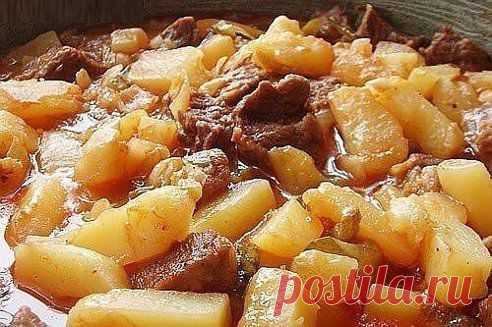 Азу
Очень вкусно

Ингредиенты:
говядина или курица - 400 гр.;
соленые огурцы - 5-6 шт..;
луковица - 1 шт.;
сметана нежирная - 200 гр.
раст масло 1 ст л
картошка - 6-7 шт.

Приготовление:
1.Обжариваем мясо .с луком. 
Чуть чуть!
2.Солим, добавляем мелко нарезанные огурцы, немного тушим что бы огурцы дали сок.
3.Добавляем сметану, если слишком густо то добавляем немного воды, приправляем специями и тушим 20 минут.
Готово!

Приятного аппетита!)