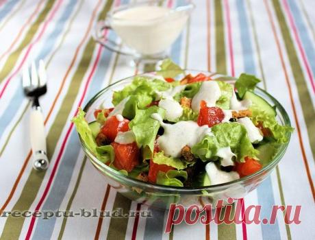 Салат с лососем, огурцом и сухариками