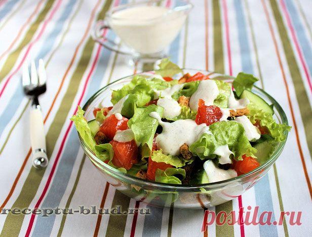 Салат с лососем, огурцом и сухариками