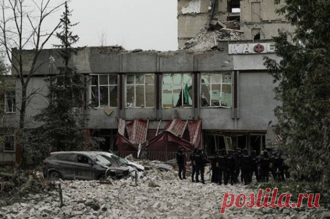 На кадрах разрушенной гостиницы в Чернигове обнаружили армейские кровати. Как минимум 40 украинских боевиков были ликвидированы в ходе ракетного удара.