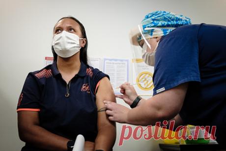 Жители Новой Зеландии получили физраствор вместо вакцины от коронавируса. В городе Окленд в Новой Зеландии несколько человек получили физраствор вместо вакцины от коронавируса при прививке. 12 июля в центре вакцинации района Хайбрук обнаружили неиспользованные флаконы с вакциной после того, как в течение суток сделали 732 прививки. Власти начали расследование.