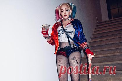 Фанаты пристыдили Мадонну за чересчур откровенный для ее возраста наряд. Фанаты пристыдили американскую поп-исполнительницу Мадонну за чересчур откровенный для ее возраста наряд. 63-летняя знаменитость нарядилась в образ Харли Квин из фильма «Отряд самоубийц» в честь Хеллоуина. Певицу засняли в мини-шортах с пайетками, белом кроп-топе с глубоким декольте и широкими дырами.