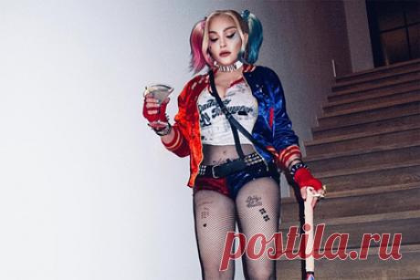 Фанаты пристыдили Мадонну за чересчур откровенный для ее возраста наряд. Фанаты пристыдили американскую поп-исполнительницу Мадонну за чересчур откровенный для ее возраста наряд. 63-летняя знаменитость нарядилась в образ Харли Квин из фильма «Отряд самоубийц» в честь Хеллоуина. Певицу засняли в мини-шортах с пайетками, белом кроп-топе с глубоким декольте и широкими дырами.