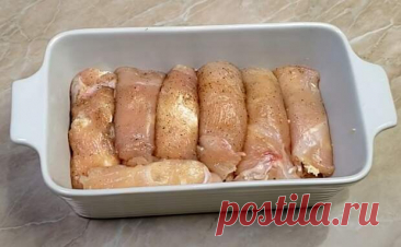 Куриные рулетики в духовке. Гениальный рецепт из куриной грудки - Будет вкусно - Медиаплатформа МирТесен Просто пожарив куриную грудку, едва ли хватит на ужин для всей семьи. А вот если приготовить из нее аппетитные рулеты с сырно-грибной начинкой, получится не только вкуснее, но и гораздо выгоднее — еды хватит на два дня! Ингредиенты:Куриные филе — 2 шт (по 500-600 г каждое)Твердый сыр — - 26 марта - 43038400920 - Медиаплатформа МирТесен