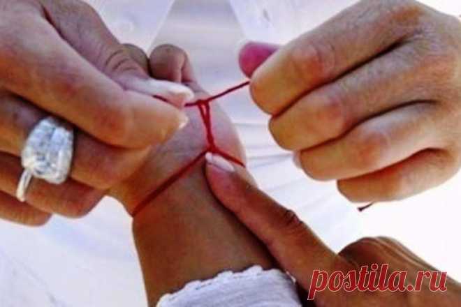 КАК НИТКУ ЗАВЯЗАТЬ И БЕДЫ ИЗБЕЖАТЬ 





Сильным оберегом от сглаза и порчи у славян всегда считались «наузы» — нити с узелками, повязанные вокруг запястья. Для изготовления такого талисмана можно использовать любые нити: хлопковые, ше…