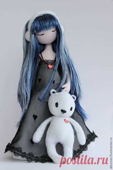 Синеволосая девочка с мишкой по картинке Сюзен Вулкотт. Авторская – купить в интернет-магазине на Ярмарке Мастеров с доставкой