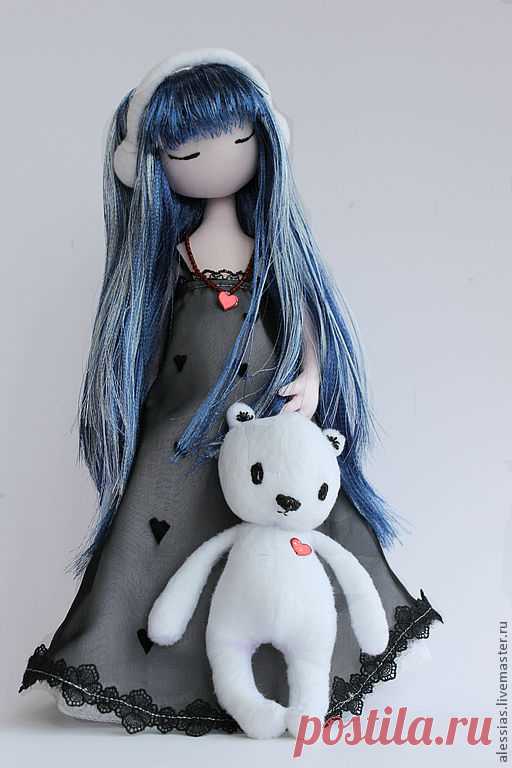 Синеволосая девочка с мишкой по картинке Сюзен Вулкотт. Авторская – купить в интернет-магазине на Ярмарке Мастеров с доставкой