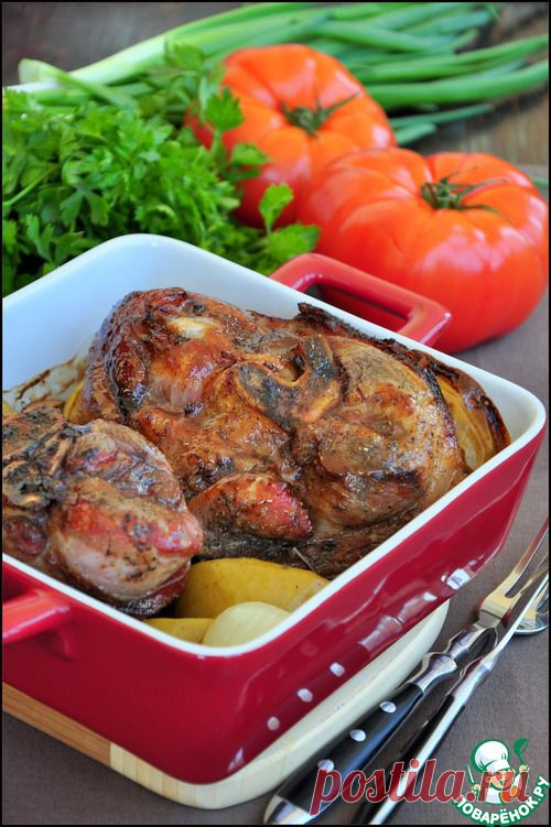 Свиная рулька, запеченная с яблоками.