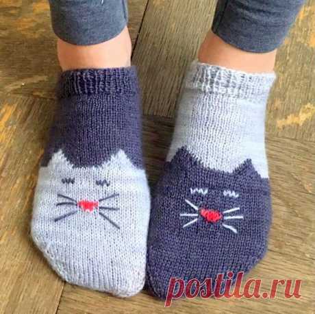 Носки-кошки спицами. Схема и описание Просто и оригинально: носки-кошки, выполненные на спицах. Связать такие носочки спицами можно и для взрослых, и для детей. Кстати, совсем необязательно останавливаться на укороченном варианте, как сделала автор идеи Geena Garcia. Полноценные носки с кошачьей мордочкой греть ножки будут ещё лучше, что особенно актуально, если зимы в ваших краях суровые.