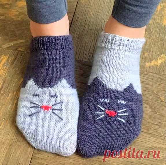 Носки-кошки спицами. Схема и описание Просто и оригинально: носки-кошки, выполненные на спицах. Связать такие носочки спицами можно и для взрослых, и для детей. Кстати, совсем необязательно останавливаться на укороченном варианте, как сделала автор идеи Geena Garcia. Полноценные носки с кошачьей мордочкой греть ножки будут ещё лучше, что особенно актуально, если зимы в ваших краях суровые.