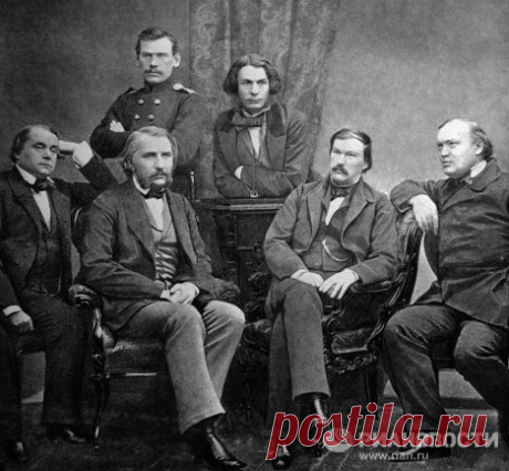 В 1851 году Толстой отправил свой роман «Детство» в журнал «Современник», получивший восторженные отзывы. В ноябре 1855 года Толстой прибыл в Петербург и вскоре стал активным участником журнала. На фото: Леон Толстой, второй слева во втором ряду.  |  Жизнь и смерть Льва Толстого. Фотографии Sputnik - фотобанк Фототаймс