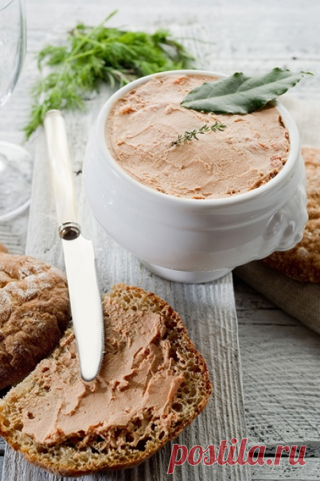 Куриный паштет: идеальный перекус!Ингредиенты:Куриная грудка 4 штукиМолоко обезжиренное 200 млЯичный белок 3 шт.Специи по вкусуПриготовление: 1. С грудок удалите кожицу, жир и дважды пропустите через мясорубку.2. Переложите фарш в миску и залейте ледяной водой.Затем добавьте взбитые яичные белки и охлажденное молоко. Хорошенько перемешайте и добавьте специи.3. Переложите массу в глиняный горшок, накрыв его про...