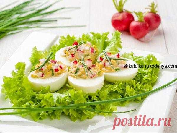 Фаршировані яйця - напрочуд проста закуска, для приготування якої зовсім не потрібно спеціальних навичок. Пропонуємо смачний рецепт яєць з апетитною начинкою з додаванням редиски і з ніжною ноткою хрону. Вони прямо спокушають своїм смаком і виглядом, подаються із зеленою цибулею, і стануть смачною окрасою весняного столу. Знадобиться: 5 штук яєць 4-5 редиски 100 грамів вареної
