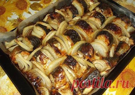 Скумбрия запеченная в духовке 
Попробовав один раз, теперь постоянно эту рыбку делаю именно так! 

Вам понадобится: 

1. Скумбрия свежемороженная - 1 кг. (три рыбки) 
2. Лук - чем больше, тем лучше! (у меня уходит пять хороших луковиц) 
3. Майонез 
4. Кетчуп (использую кетчуп "Лечо" Махеев) 
5. Специи 

Приготовление: 

1. Рыбу чистим, режем кусочками. 

2. Лук чистим, режем полукольцами. 

3. Рыбу помещаем в ёмкость, добавляем 4-5 ст. ложек майонеза и 4-5 ст. ложек кетчуп...