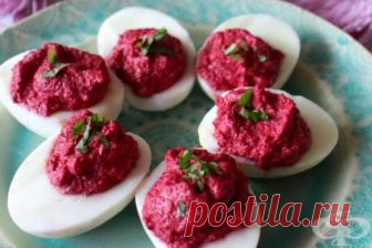 Пълнени яйца с червено цвекло, майонеза и горчица