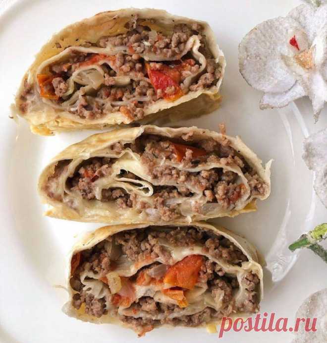 ​Рулет из лаваша с мясом Ингредиенты: 2 шт лаваша 400 г говяжьего фарша (или куриного) 2 луковицы 2 помидора 250 г сыра 3 яйца 250 г натурального йогурта  соль, перец по вкусуПриготовление: На каждый лист лаваша выложить не толстым слоем поджаренный фарш с луком и...