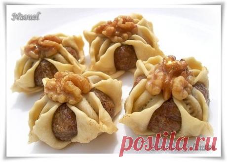 El Yasmina ou le jasmin aux noix, gâteau algérien - Evasion Culinaire avec Naouel Pour celles et ceux qui seraient intéressés, voici en détail la recette de la Yasmina aux noix, une délicieuse pâtisserie algérienne. El yasmina gateau algerien Ingrédients: Pour la pâte: 500 g de farine 150 g de beurre fondu 1 pincée de sel 1 c à c d'extrait...