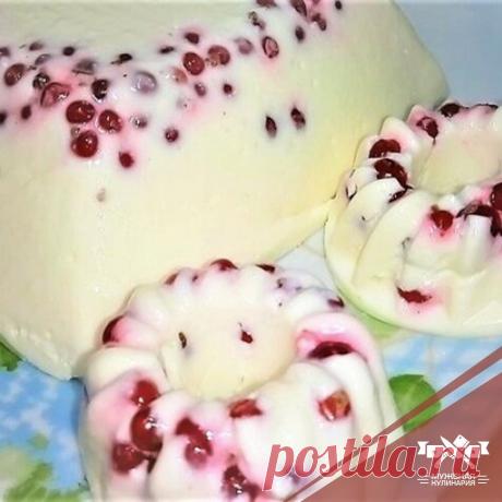 Творожное бланманже с ягодами

Ингредиенты:

 творог — 400 г
 молоко — 250 мл
 сметана — 200 г
 сахарная пудра — 120 г
 желатин — 15 г
 ванилин — по вкусу
 ягоды — по вкусу

Приготовление:

1. Желатин разводим горячим молоком, ставим на паровую баню и помешивая даем желатину полностью раствориться, при этом молоко закипеть не должно.

2. В чашу блендера кладем творог, сметану, сахарную пудру и ванилин взбиваем около трех минут. Добавляем молоко с желатином, которое уже дос...