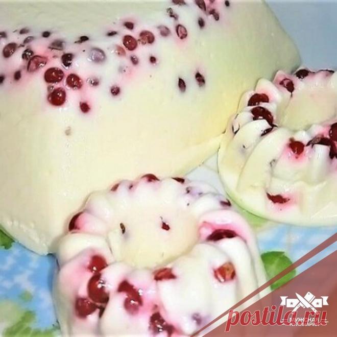 Творожное бланманже с ягодами

Ингредиенты:

 творог — 400 г
 молоко — 250 мл
 сметана — 200 г
 сахарная пудра — 120 г
 желатин — 15 г
 ванилин — по вкусу
 ягоды — по вкусу

Приготовление:

1. Желатин разводим горячим молоком, ставим на паровую баню и помешивая даем желатину полностью раствориться, при этом молоко закипеть не должно.

2. В чашу блендера кладем творог, сметану, сахарную пудру и ванилин взбиваем около трех минут. Добавляем молоко с желатином, которое уже дос...