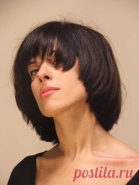 18 эффектных стрижек с челкой, которые будут популярны в 2022 году