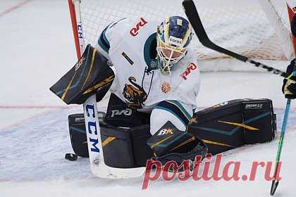 Игроки КХЛ устроили драку во время матча. Игроки китайского «Куньлунь Ред Стар» и российского «Сочи» устроили драку два на два во время матча Континентальной хоккейной лиги (КХЛ). Форвард «Куньлуня» Иван Лисин набросился на защитника соперников Никиту Зоркина, также в драку вступили нападающие команд Гарет Хант и Донат Стальнов.