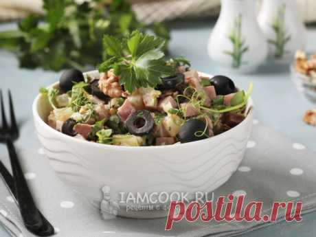 Салат с бужениной, ананасами и черносливом — рецепт с фото Замечательный сочный мясной салат с пикантным сочетанием ананаса, чернослива и орехов. Заправка - майонезная.