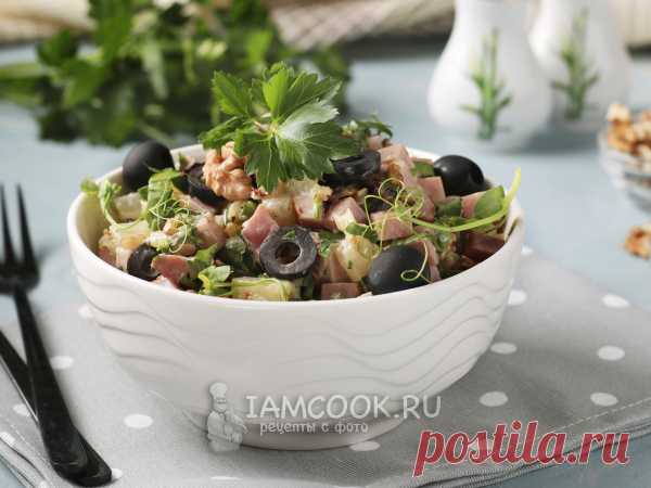 Салат с бужениной, ананасами и черносливом — рецепт с фото Замечательный сочный мясной салат с пикантным сочетанием ананаса, чернослива и орехов. Заправка - майонезная.