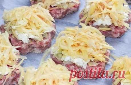 Полкило фарша и картошка - а вкуснятина какая, просто невероятно!
 
Необходимые продукты:
— 500 г фарша 
— 300 г картофеля 
— 4 яйца 
— 200 г лука 
— 50 г майонеза 
— 150 г сыра 
— соль, перец по вкусу 
______________________________________________________________________________ 
Готовим с удовольствием:
-Картофель необходимо заранее отварить до полуготовности. Остуди картофель и натри на крупной терке, а затем переложи его в удобную мисочку, добавь столовую ложку майоне...