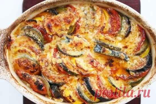 Невероятно вкусное блюдо - мусака по-болгарски!
баклажаны – 3 шт (средние)
картошка – 3 шт
перец болгарский – 2 шт
помидоры – 4 шт
чеснок – 2-3 зубчика
масло растительное для жарки
сыр – 50 гр
яйца – 2 шт
соль
И прелесть этого рецепта, что всем есть дело. Мы собрались на кухне, включили музыку и кто-то жарил баклажаны, кто-то резал перец, а кто-то под шумок болтал и лопал мороженое….
Но начиналось все с баклажан. Баклажаны моем, срезаем хвостик, нарезаем на кружочки и обжа...