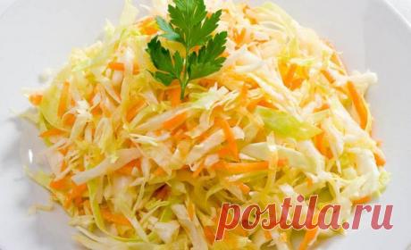Очень вкусный салат из свежей капусты и моркови Этот вкусный и сочный салат из свежей капусты и моркови еще называют "Витаминным". И это очень верное название, так как в капусте и моркови содержится