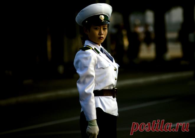 Симпатичные девушки на дорогах Северной Кореи