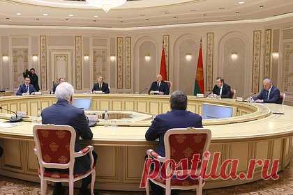 Лукашенко заявил о планах Запада разрубить единство России и Белоруссии. Запад планирует разрубить единство России и Белоруссии. Об этом заявил белорусский президент Александр Лукашенко передает БЕЛТА. «Слава богу, что мы единство свое сохранили. Но должен сказать, что спокойно нам не будет», — сказал он на встрече с губернатором Новосибирской области Андреем Травниковым.