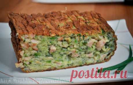!!! Суфле из кабачка с курицей. Делается просто, получается вкусно. В холодном виде доставляет не меньше, чем в теплом. Блюдо для тех, кто не знает куда девать кабачки. 500 г. кабачков 300 г. копченой куриной грудки или пастромы 1 крупная репчатая луковица 4 желтка 6 белков 2 ст. ложки кукурузного…