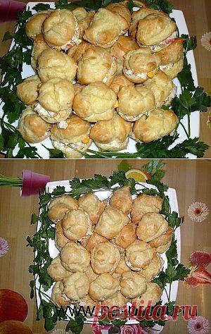 Профитроли с крабовым салатом | На пробу!
Ингредиенты:

для теста:

Масло сливочное — 100 гр
Мука пшеничная в/с — 160 гр
Яйцо — 4 шт. (отборное)
Вода — 250 мл
Соль- щепотка
для салата:

крабовые палочки/мясо крабов — 200 гр
кукуруза консервированная — 0,5 банки
яйцо — 2 шт.
зелень укропа и петрушки
перья зеленого лука
майонез/сметана — 2 ст.л.