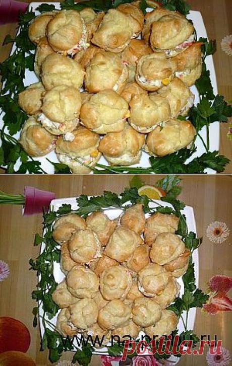 Профитроли с крабовым салатом | На пробу!
Ингредиенты:

для теста:

Масло сливочное — 100 гр
Мука пшеничная в/с — 160 гр
Яйцо — 4 шт. (отборное)
Вода — 250 мл
Соль- щепотка
для салата:

крабовые палочки/мясо крабов — 200 гр
кукуруза консервированная — 0,5 банки
яйцо — 2 шт.
зелень укропа и петрушки
перья зеленого лука
майонез/сметана — 2 ст.л.