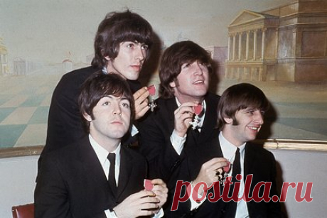 Автографы The Beatles захотели продать за миллионы рублей. Автографы участников The Beatles захотели продать за миллионы рублей. Один из ведущих дилеров автографов выставил на продажу лист бумаги, подписанный всеми четырьмя участниками коллектива — Полом Маккартни, Джоном Ленноном, Ринго Старром и Джорджем Харрисоном. Стоимость предмета составляет 100 тысяч долларов.