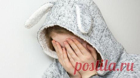 В каждом из нас живет руминатор — мерзкое существо, готовое в любой момент раскритиковать наш выбор и напоминать о промахах. Оно втягивает нас в непродуктивный водоворот самокритики и сомнений в себе. По сравнению с ним даже внутренний критик — лишь забавная зверушка. Руминация — пережевывание мыслей. Порой, когда это коварное невидимое существо отправляет нас в свой дьявольский водоворот, мы полностью осознаем, что происходит, но не в состоянии это остановить. В других сл...