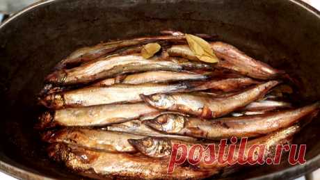 ПОРАЗИТЕЛЬНО вкусные домашние ШПРОТЫ. Результат превзойдет все ожидания Результат превзойдет все ожидания! Поразительно вкусные шпроты! 
Шпроты гораздо вкуснее, чем магазинные! 
Нам нужно: 500 г мойвы (можно любую другую рыбу), отвар луковой шелухи – 1 стакан, крепкая зав…