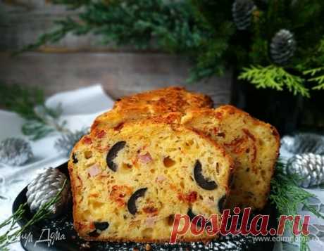 Пикантный закусочный кекс / мука 100 г==сливки 65 г==яйца куриные 1 ½ шт.==сахар 5 г
соль 1 г==разрыхлитель 3 ½ г==оливковое масло 40 г==помидоры вяленые 75 г==сыр твердый 30 г==сыр 45 г==ветчина 40 г==маслины 30 г ==тимьян 1 веточка==перец черный свежемолотый по вкусу
