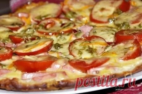 Пицца на сковороде за 10 минут

Ингредиенты:
4 ст.л. сметаны
4 ст.л. майонеза
2 яйца
9 ст.л. муки (без горки, в ущерб)
сыр

Приготовление:
1. Тесто получается жидкое, как сметана, его вылить на сковороду 
смазаную маслом и уже сверху положить любую начинку (томат, колбаса, 
солёные огурчики, оливки, помидоры и др.)

2. Залить майонезом, и сверху толстый слой сыра.
Рекомендуем толстый слой сыра.

3. Ставим сковороду на плиту, буквально на несколько минут, огонь 
большой не ...