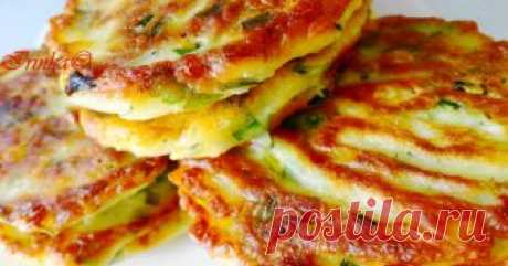 Оладушки пирожки с зеленью и яйцом на кефире и сметане Вкусные оладушки со вкусом пирожков с зеленым луком.