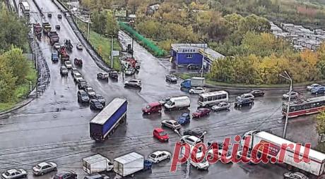 Какими бортами по ПДД надо разъезжаться при повороте налево на перекрестке? | АВТОИНСТРУКТОР... Не всегда люди понимают, как совершить поворот налево. Ситуация усложняется тем, что навстречу едет транспорт, а по близости может не быть специальных знаков.