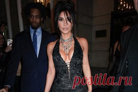 Ким Кардашьян посетила вечеринку предполагаемого бойфренда в откровенном платье. Американская телезвезда Ким Кардашьян посетила вечеринку предполагаемого бойфренда в откровенном образе. Знаменитость пришла на день рождения игрока в американский футбол Оделла Бекхэма в Нью-Йорке, с которым ее заподозрили в романе. Ее запечатлели в кожаном платье с глубоким V-образным декольте на шнуровке.