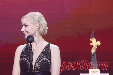 Российская актриса вышла в свет в бриллиантах за 15 миллионов рублей. Народная артистка России Марина Зудина появилась на кинопремии «Золотой орел» в бриллиантах за 15 миллионов рублей. Она вышла в свет в черном атласном платье в пол с глубоким декольте и кружевными вставками в области груди. «Идеально дополнили образ украшения из бриллиантов Mercury», — отметил дизайнер Влад Торхов.