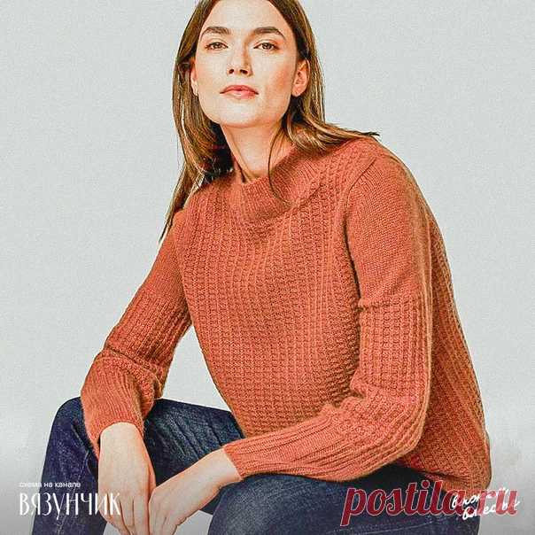 Джемпер с рельефным узором

Цвет джемпера находится в гармонии с узором, занимающего большую часть полотна. Лёгкий теплый тон отражает настроение джемпера, его сущность, окутывает спокойный, монотонный узор ноткой женственности. В тёмных и суровых цветах модель может показаться слишком строгой, даже немного холодной, как тротуарная плитка. Почему-то у меня возникли именно такие ассоциации.

Раппорт узора по ширине — 3 петли, по высоте — 4 ряда. Мне кажется, здесь не нужно ...